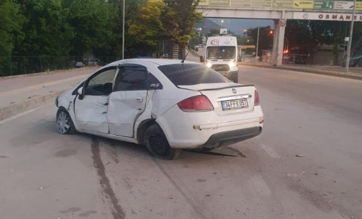 Otomobil taklalar atarak karşı şeride geçti