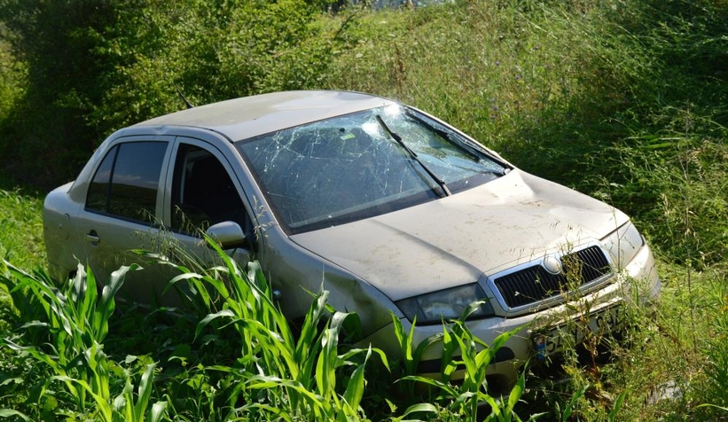 Otomobil tarlaya uçtu