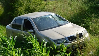 Otomobil tarlaya uçtu