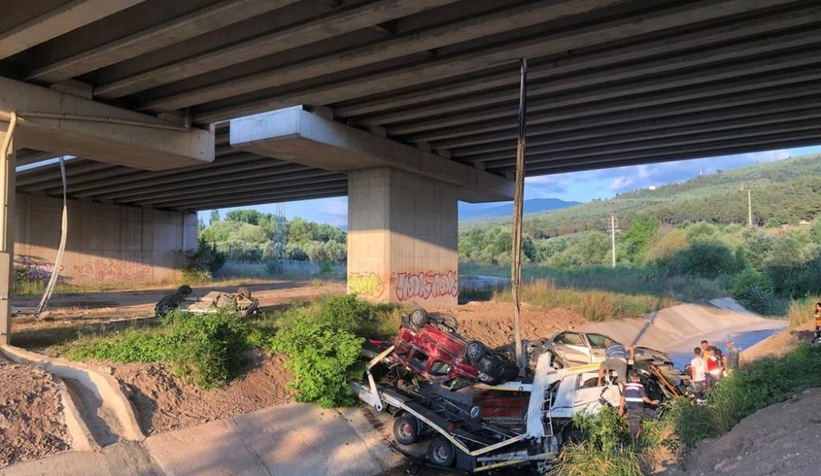 Otomobil taşıyan tır viyadükten uçtu