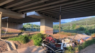 Otomobil taşıyan tır viyadükten uçtu