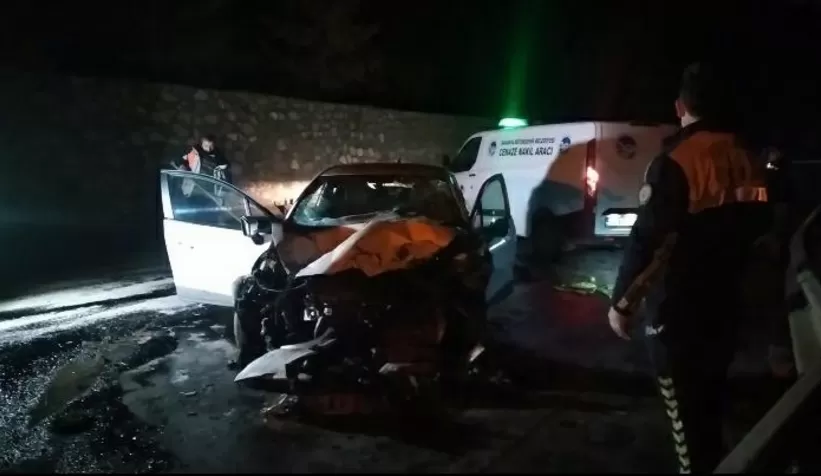 Otomobil tıra çarptı: 1 ölü, 2 yaralı