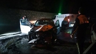 Otomobil tıra çarptı: 1 ölü, 2 yaralı