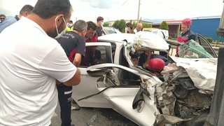 Otomobil tıra ok gibi saplandı: 3’ü çocuk 5 yaralı