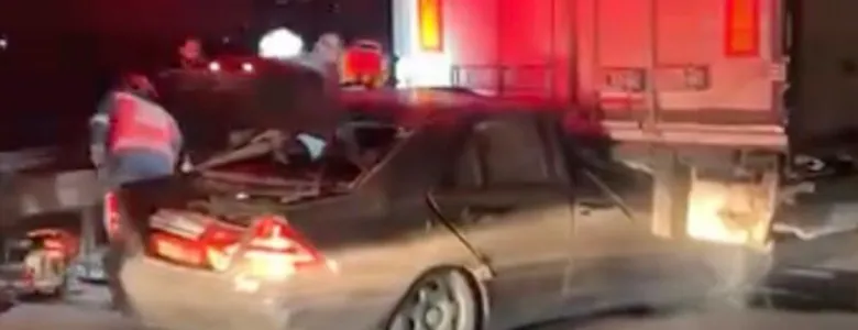 Otomobil tıra ok gibi saplandı