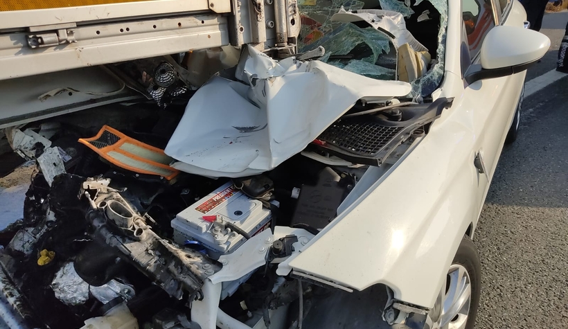 Otomobil tıra ok gibi saplandı