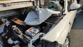 Otomobil tıra ok gibi saplandı