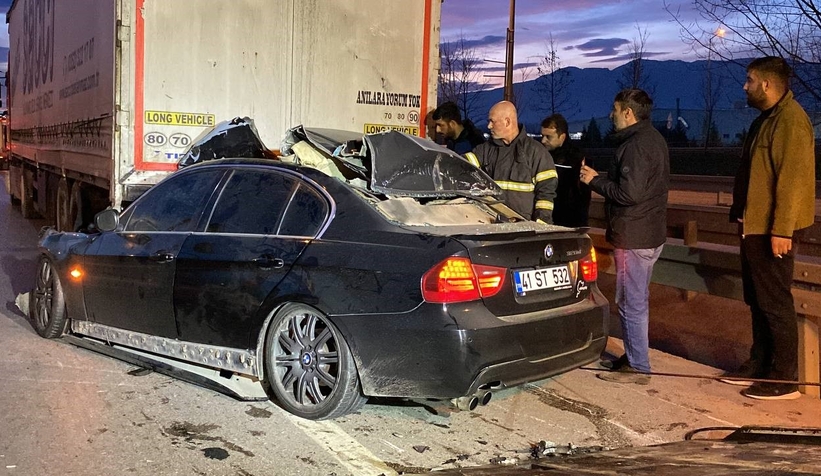 Otomobil tırın altına girdi: 1 ağır yaralı