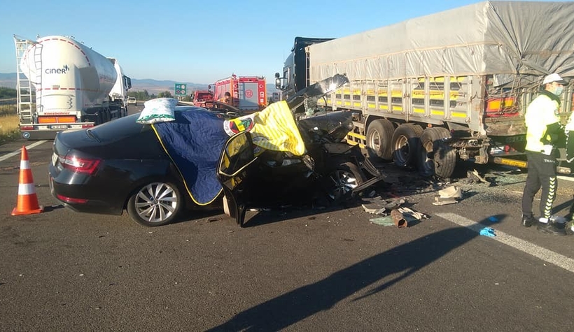 Otomobil tırın altına girdi: 3 ölü, 1 yaralı