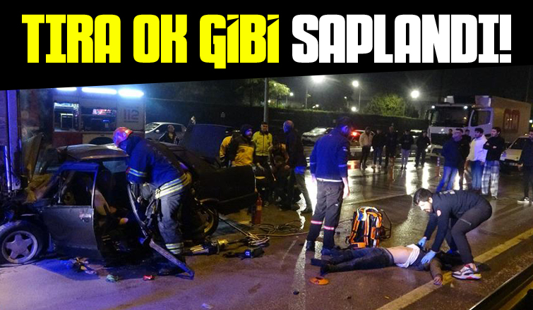 Otomobil tırın altına girdi:3'ü ağır 4 yaralı