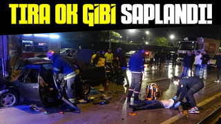 Otomobil tırın altına girdi:3'ü ağır 4 yaralı