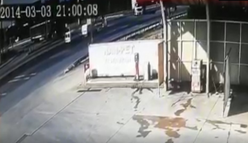 Otomobil tırın altına girdi