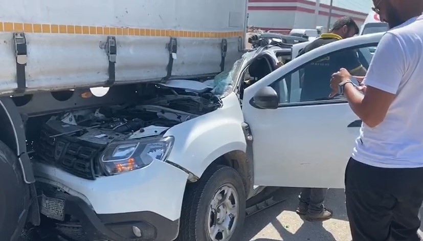 Otomobil tırın dorsesinin altına girdi; 2'si ağır 3 yaralı