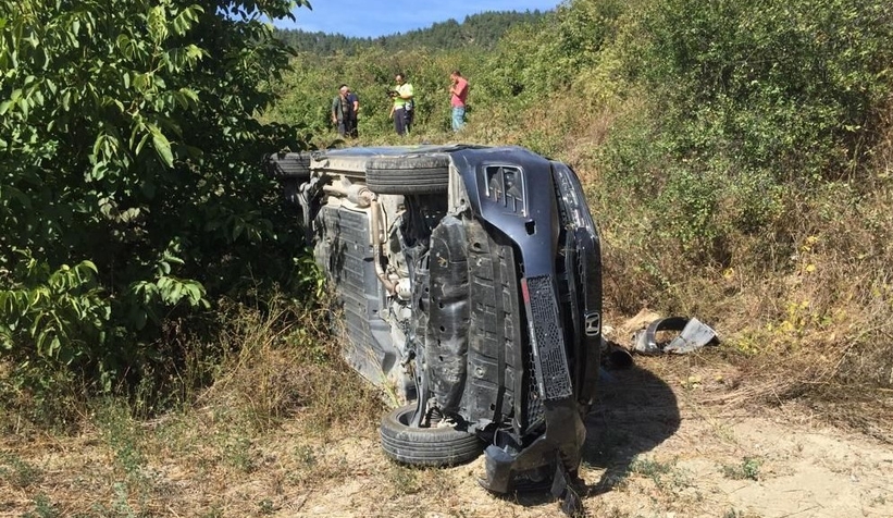 Otomobil uçuruma devrildi