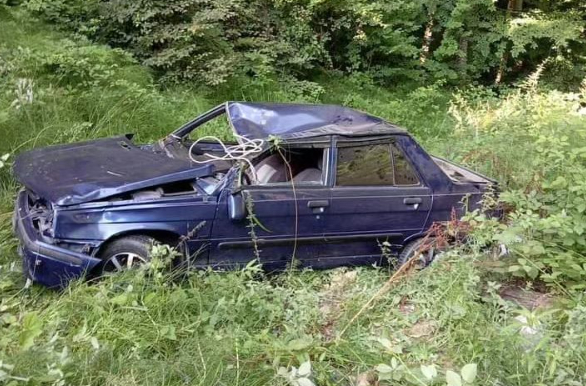 Otomobil uçuruma yuvarlandı