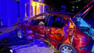 Otomobil villanın duvarına çarptı: 9 yaralı