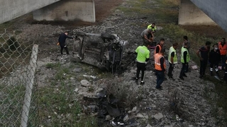 Otomobil viyadükten uçtu: 3 yaralı