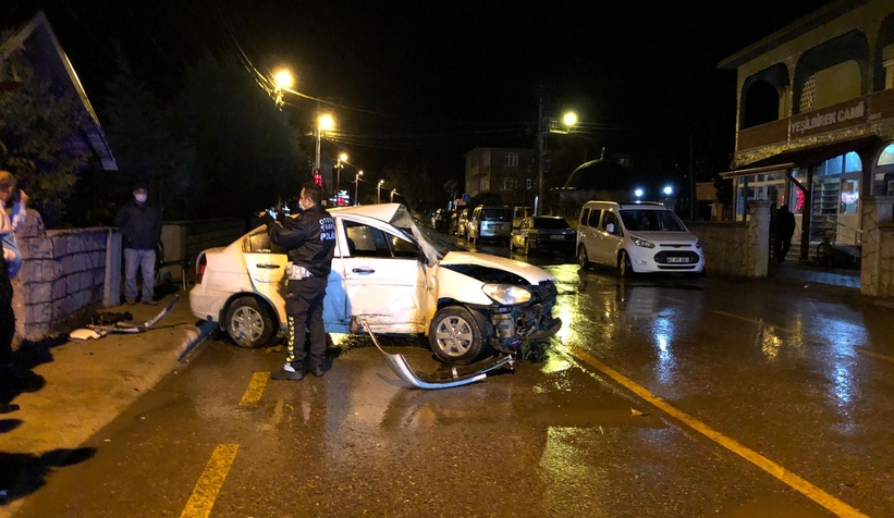 Otomobil yolda çıkıp bahçe duvarına çarptı