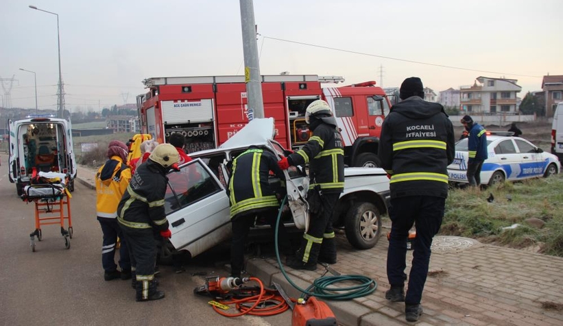 Otomobilde sıkışan sürücüyü zamanla yarışarak kurtardılar
