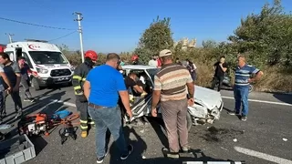 Otomobilde sıkışan yaralının feryatları yürek dağladı