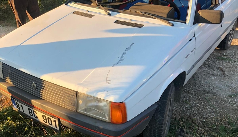 Otomobile ok gibi saplandı: 3 yaralı