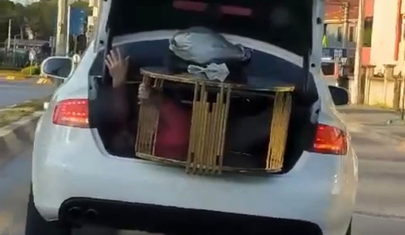 Otomobilin bagajında sehpa taşıdı