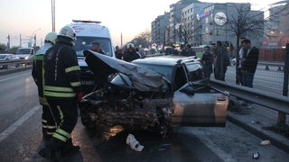 Otomobilin çarptığı direk araçların üstüne devrildi: 6 yaralı