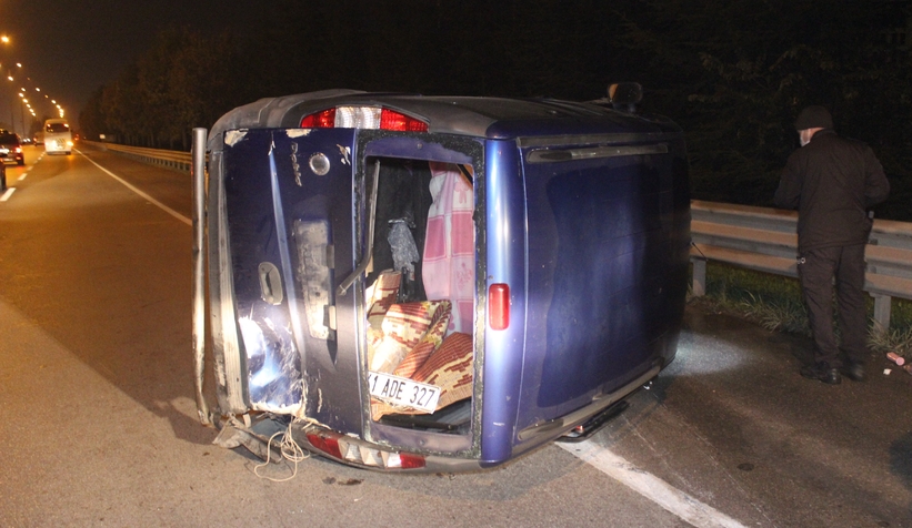 Otomobilin çarptığı hafif ticari araç yan yattı: 1 yaralı