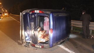 Otomobilin çarptığı hafif ticari araç yan yattı: 1 yaralı