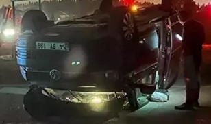 Otomobilin çarptığı minibüs takla attı