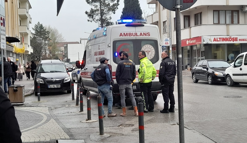 Otomobilin çarptığı yaşlı kadın hastaneye kaldırıldı