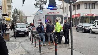 Otomobilin çarptığı yaşlı kadın hastaneye kaldırıldı