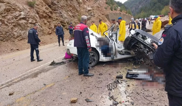 Otomobilin üzerine dev kaya düştü: 4 öğretmen öldü