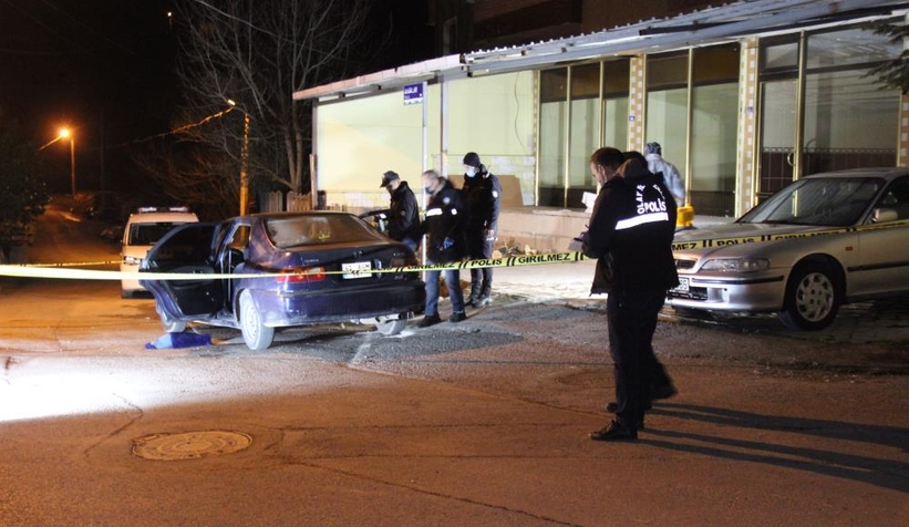 Otomobilinde silahlı saldırıya uğradı