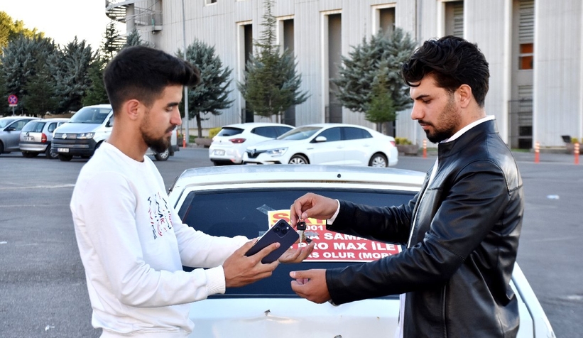 Otomobilini cep telefonu ile takas etti