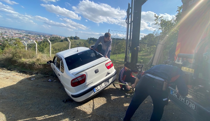 Otomobilini kurtarmak için üzerine çıktı