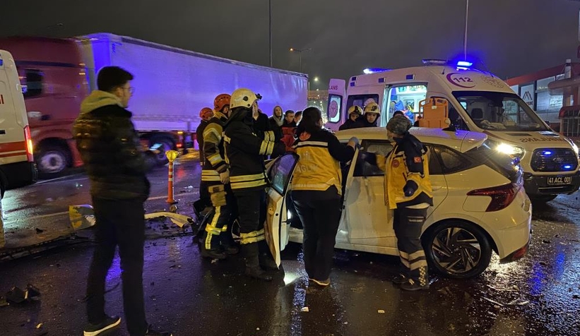 Otomobiliyle beton bariyerlere çarptı: 2 yaralı