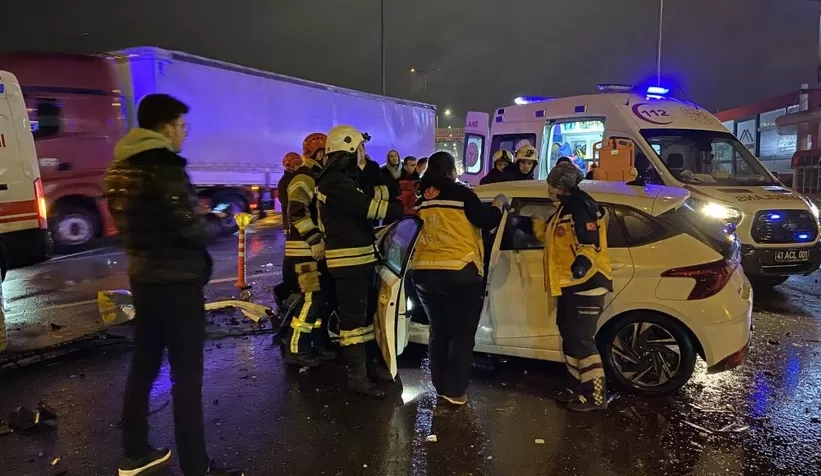 Otomobiliyle beton bariyerlere çarptı: 2 yaralı