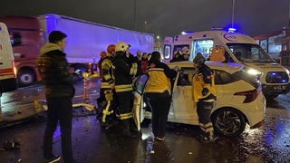 Otomobiliyle beton bariyerlere çarptı: 2 yaralı