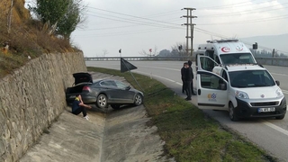 Otomobiliyle kanala uçtu, şoka girdi