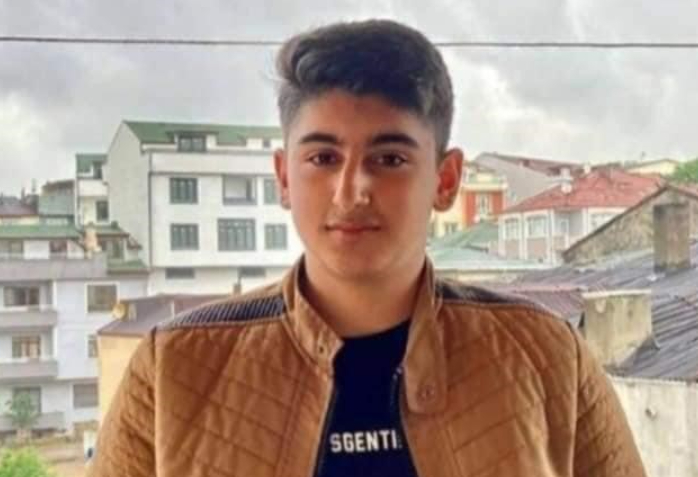  Otomobille çarpışan genç motokurye hayatını kaybetti