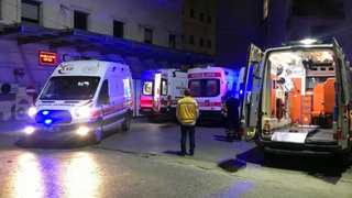 Otomobiller çarpıştı: 1'i çocuk 3 yaralı