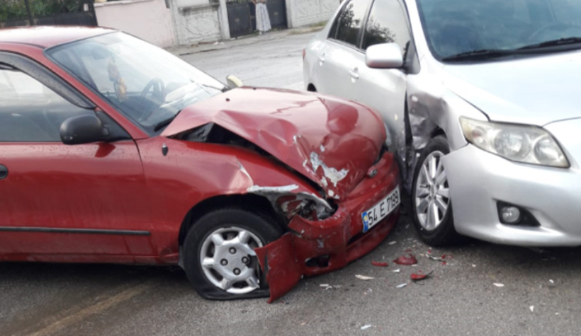 Otomobiller çarpıştı: 1 yaralı