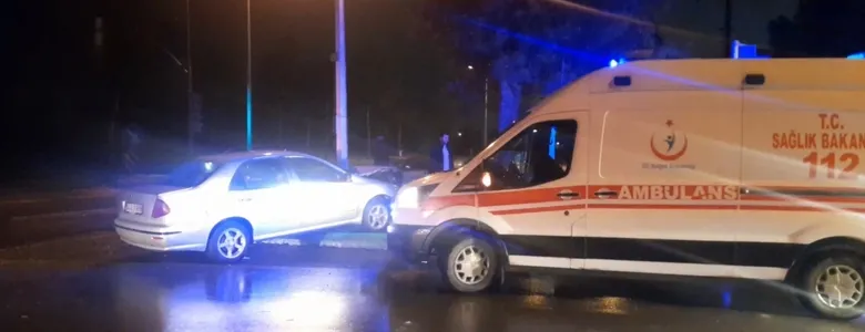 Otomobiller çarpıştı: 3 yaralı