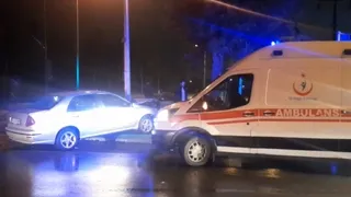 Otomobiller çarpıştı: 3 yaralı