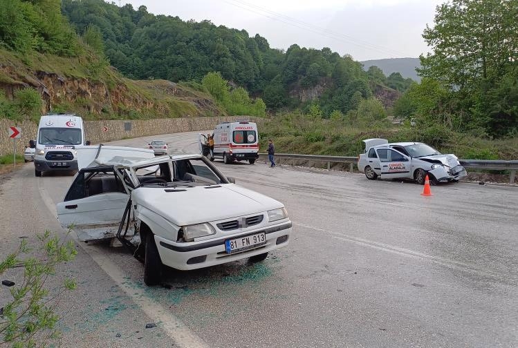 Otomobiller çarpıştı: 4 yaralı