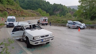 Otomobiller çarpıştı: 4 yaralı