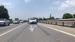 Otomobiller çarpıştı