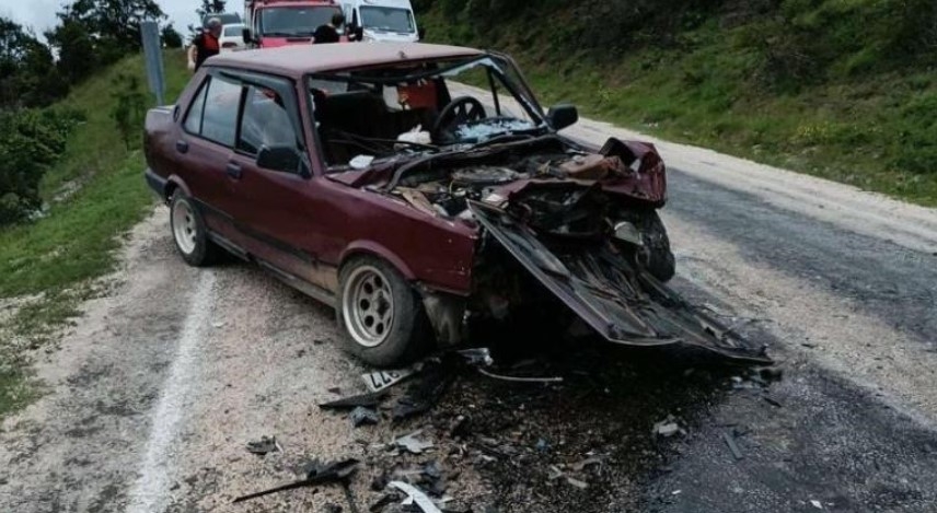 Otomobiller kafa kafaya çarpıştı: 1 ölü