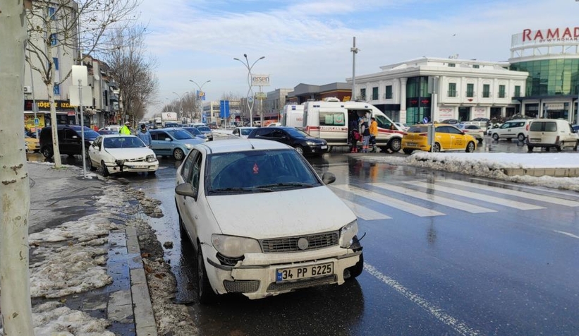 Otomobiller kafa kafaya çarpıştı: 1’i çocuk 2 yaralı